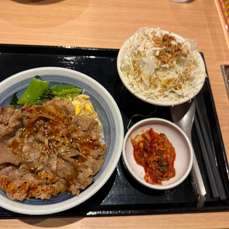 カルビ丼　サラダ　キムチ(焼きたてのかるび 草加金明町店)