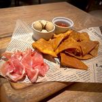 スペイン産ハモンセラーノ、うずらの玉子とクリームチーズのトリュフ醤油漬け、トルティーヤチップス(仙台キッチン SENDAI KITCHEN)