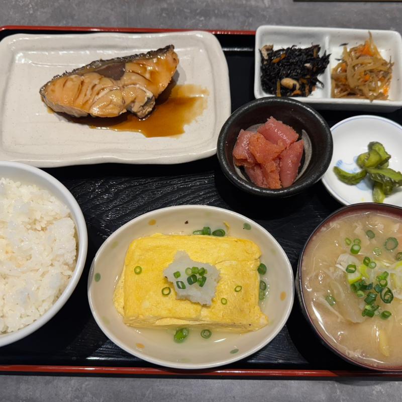 黒ムツとだし巻き玉子定食：明太子＋豚汁(酒と飯　たまる食堂)