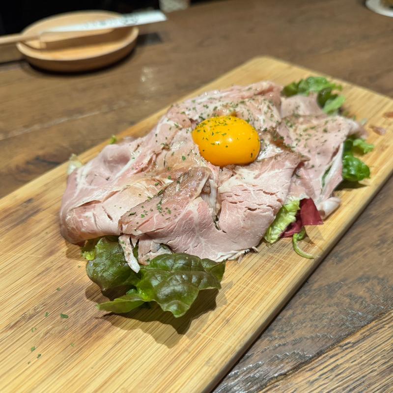 特選国産豚肩ロースの自家製生ベーコン̃卵黄添え̃(燻製鉄板焼 クラフトビール MOKU 新橋店)