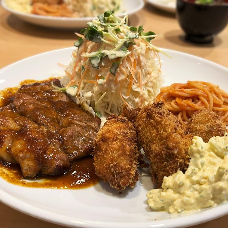 カキフライと三元豚ポークソテー定食(くま食堂)
