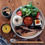 日替りの食事プレート、有機ハーブティ(カフェ こぼれび)