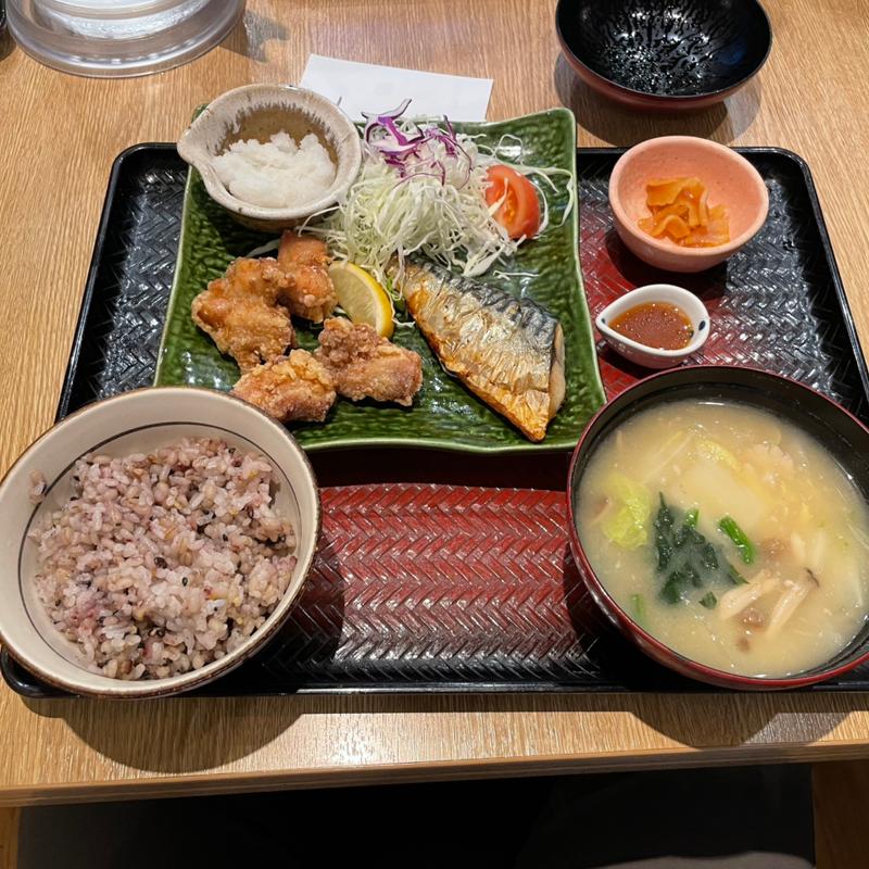さばの炭火焼きと鶏竜田揚げ定食、麦みそ汁変更(大戸屋ごはん処 川崎銀柳街店)