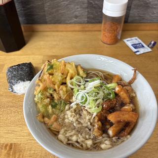 ゲソ天そば　半かき揚げ　おにぎり(戸隠 （トガクシ）)