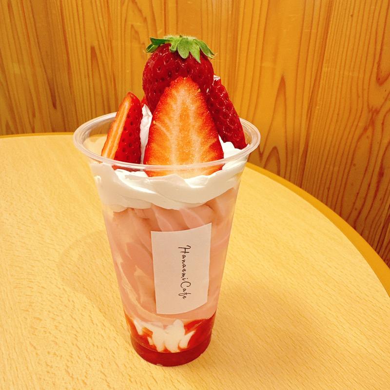 まりひめいちごパフェ(道の駅ねごろ歴史の丘)