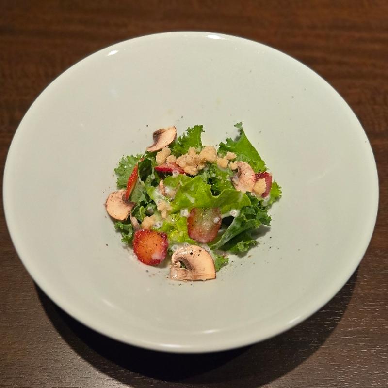 ケールとマッシュルームのサラダ(シャングリラズシークレット 北新地店)