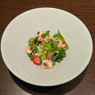 ケールとマッシュルームのサラダ(シャングリラズシークレット 北新地店)