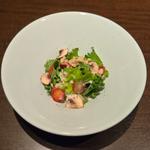 ケールとマッシュルームのサラダ(シャングリラズシークレット 北新地店)