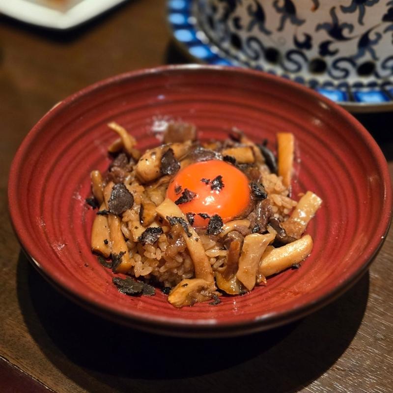 黒毛和牛の煮込みとトリュフの卵かけご飯(シャングリラズシークレット 北新地店)