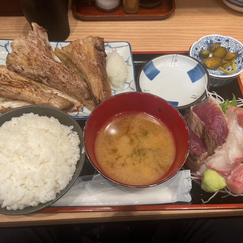 マグロのカマ焼き・小刺身(魚菜 はざま)
