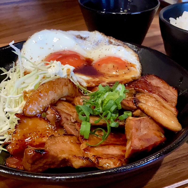 チャーシューエッグ定食(玄三 天美店)