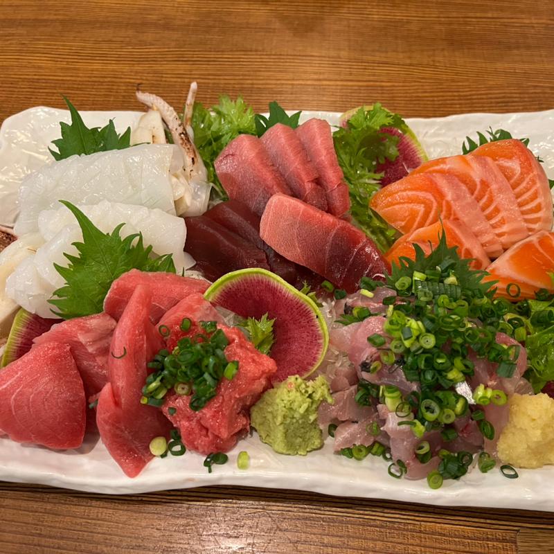 マグロ・マグロ脳天・サーモン・イカ・鯵タタキ  盛り合わせ(居酒屋飯酒盃)