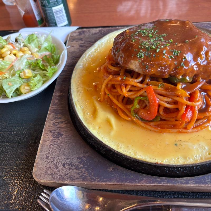 イタリアン鉄板スパ ハンバーグ乗せ(CAFE DE INA)