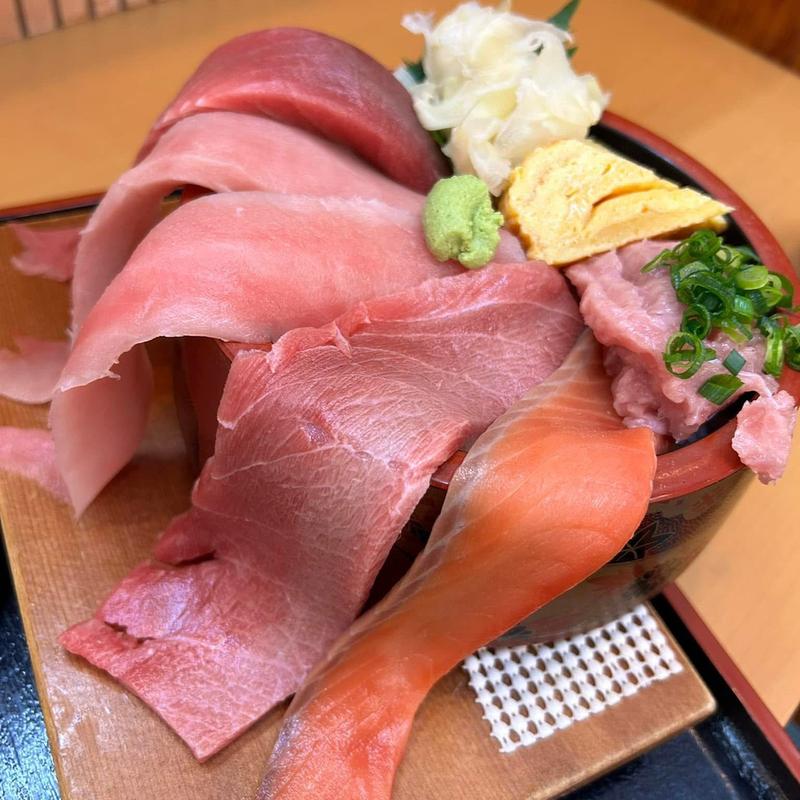 豪快はみだし丼(てっか丼 山もと)