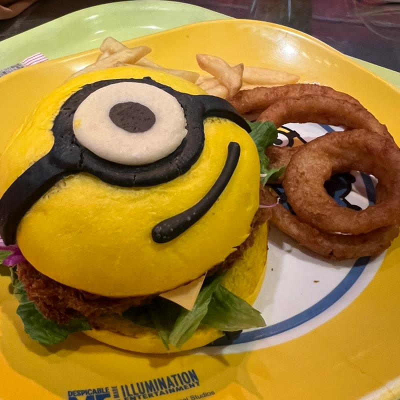 ミニオン・ミンチカツバーガープレート(ハピネス・カフェ （HAPPINESSCAFE）)