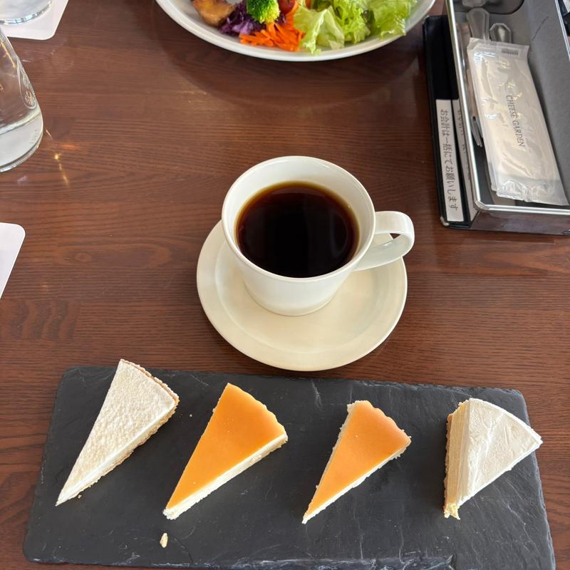 4種のチーズケーキとしらさぎ邸ブレンド(しらさぎ邸 )