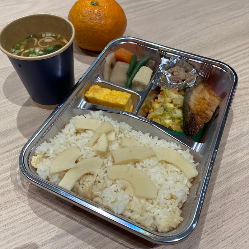 幕の内弁当（たけのこご飯）(うお幸)