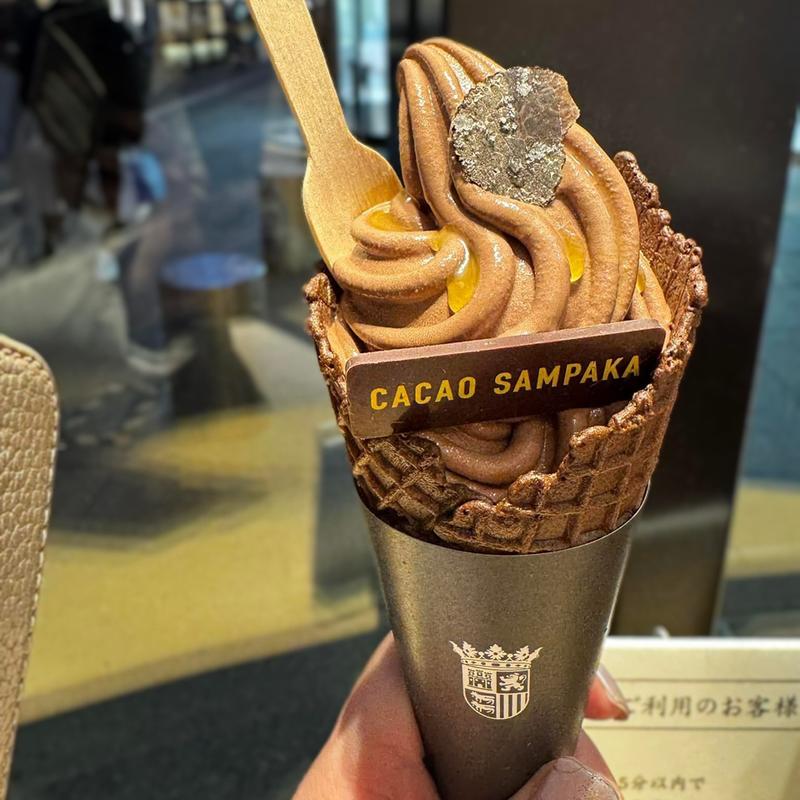 黒トリュフソフトクリーム(カカオ サンパカ 丸の内本店)