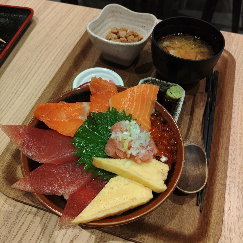 赤い海鮮丼(たかたのごはん)
