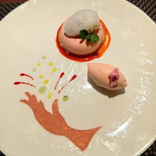 イチゴのムースとアイスクリーム(グランファミーユ・シェ松尾 成城コルティ店)