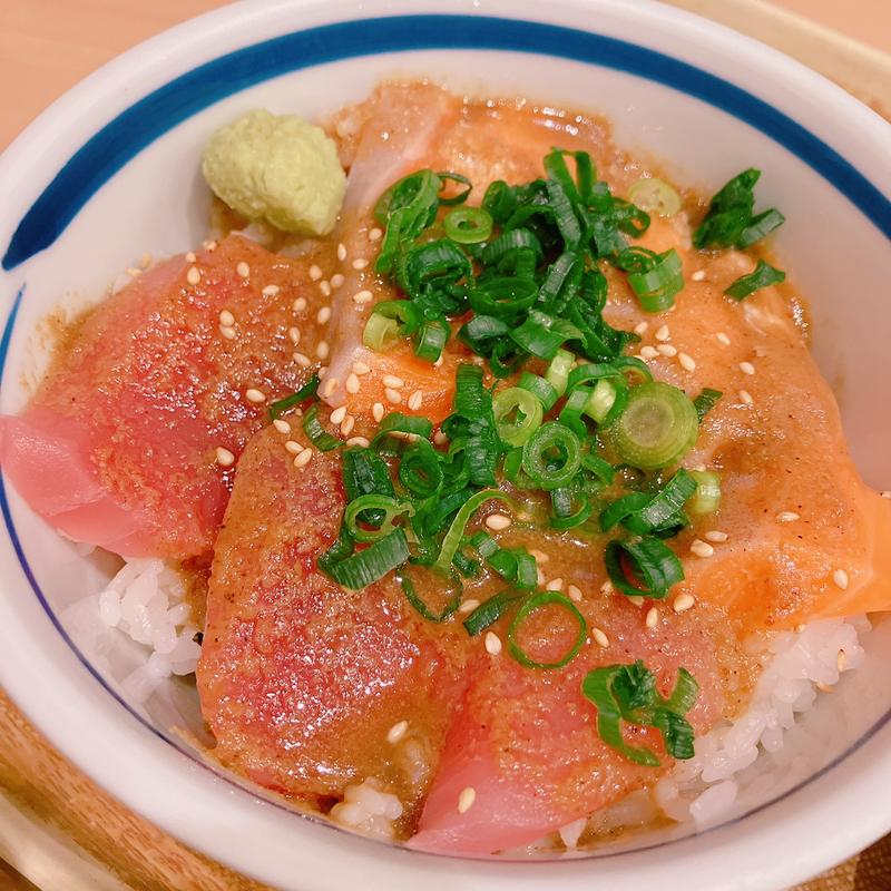 まぐろとサーモンの胡麻だれ丼(築地食堂源ちゃん 有明店)
