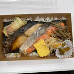 魚屋の海苔弁当（鮭・鯖）(ベルマートキヨスクJRゲートタワー)
