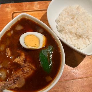チキンのカレー(黒)(鴻 オオドリー 本店)