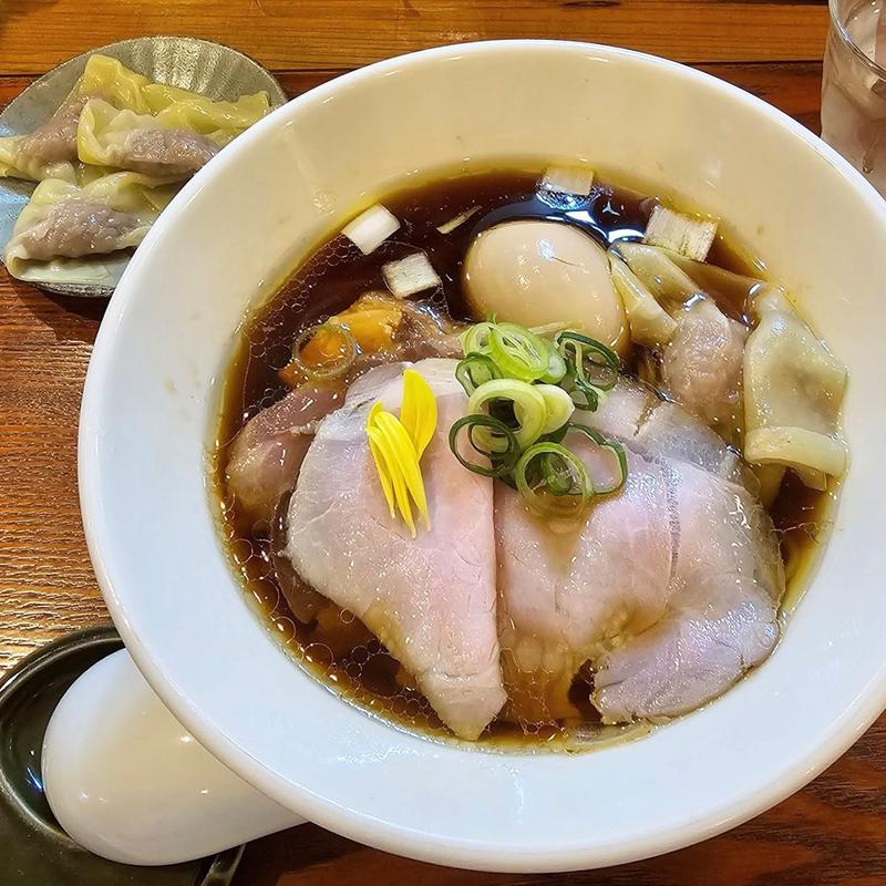 旨み鶏だし特製らーめん 醤油 自家製鴨ワンタン(生粋 花のれん)