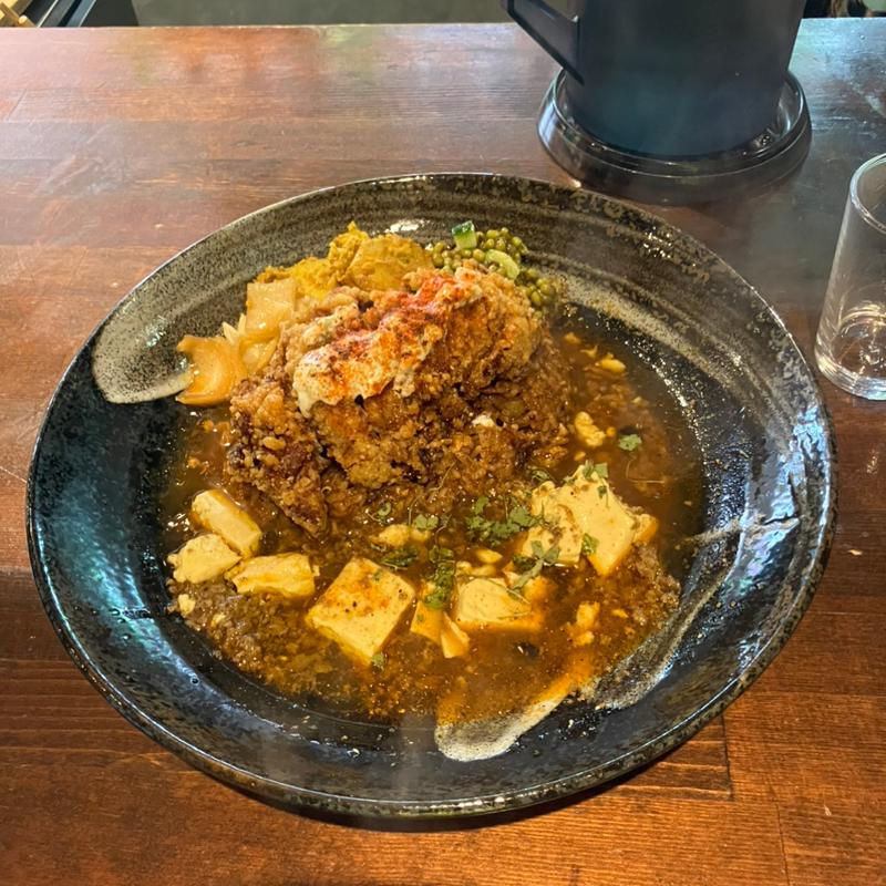 大鶏排ヨーグルトソースがけスパイスチャーハンと麻婆カレー(あきらカレー)