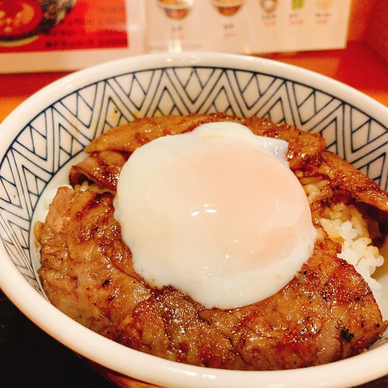 牛ロース丼（温泉卵付き）(焼肉丼 みらく｜アクア広島バスセンター街店)