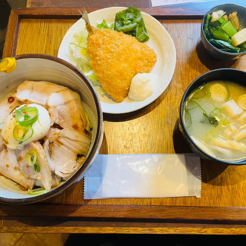 気まぐれランチ「温玉のせチャーシュー丼」アジフライ小鉢つき(かんすけ 薬院店)