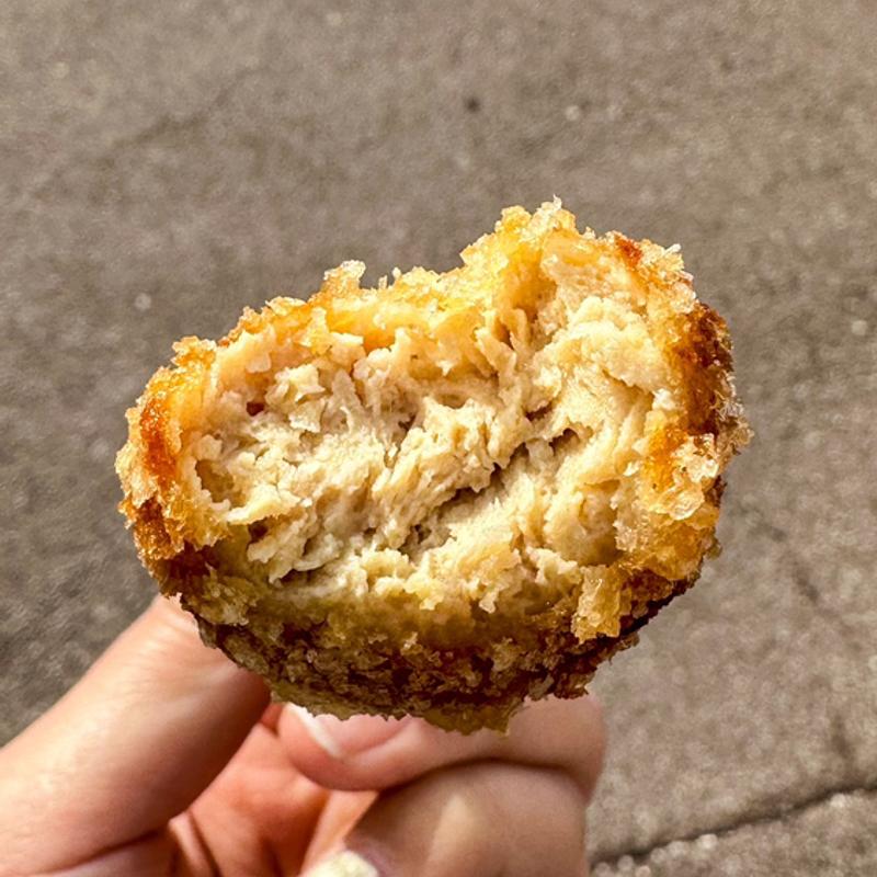 マグロメンチカツボール(Cafe MOREMARE)