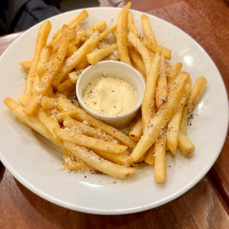 ぴり辛 黒胡椒＆チーズのフライドポテト(ロイヤルホスト曳舟店)