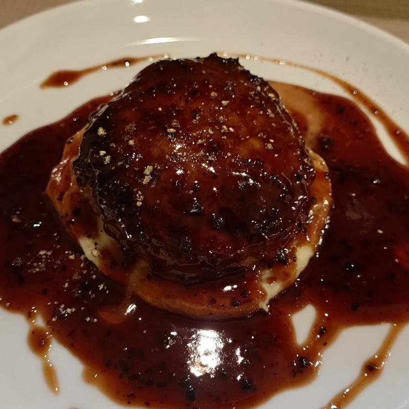 宮古島産黒毛和牛とアグー豚のハンバーグトリュフソース(ビストロバル リベルティ Bistro&Bar Liberte)