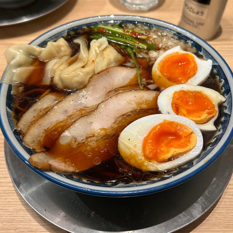 黒「たまり醤油」ワンタンラーメン、味玉トッピング(大曽根中華そば はじめ)