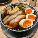 黒「たまり醤油」ワンタンラーメン、味玉トッピング