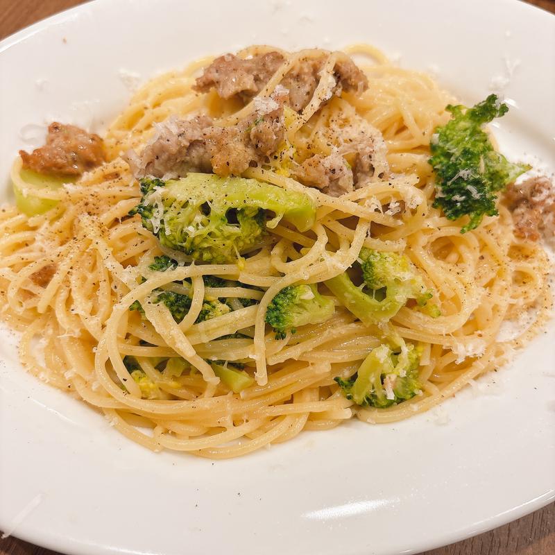 サルシッチャとブロッコリーのスパゲッティ(壁の穴 阪急三番街店)