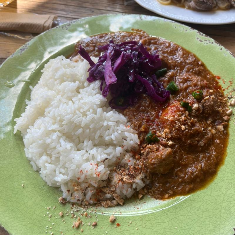 ポークピンダルー　紫キャベツのマリネとデュカスパイス(Trex Kawasaki River Cafe)