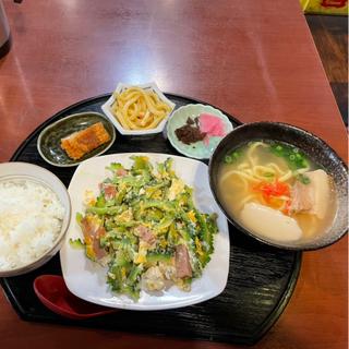 ゴーヤチャンプルーとハーフそば定食(びんがた)