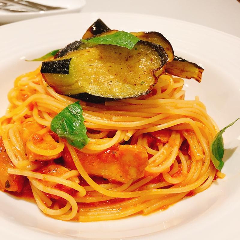 モッツァレラチーズ・若鶏・ナスのトマトソーススパゲッティ(カイゾクディメイプルシティ )