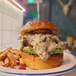 燻製新じゃがとマッシュルームモッツァレラのバーガー(S.B. DINER KOBE)