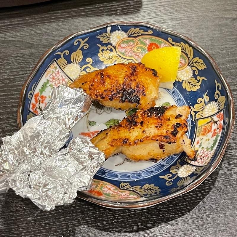 手羽先の丸焼き　塩　ガーリック(炭火焼鳥　くわどり)