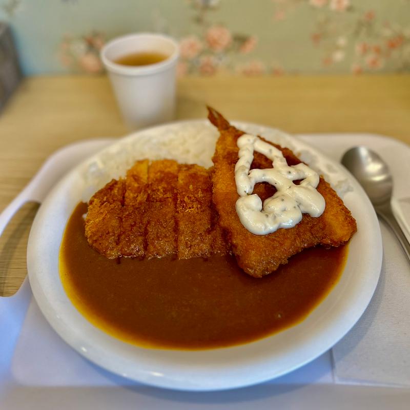 カツカレー、肉厚あじフライトッピング(からあげ家 凜から)