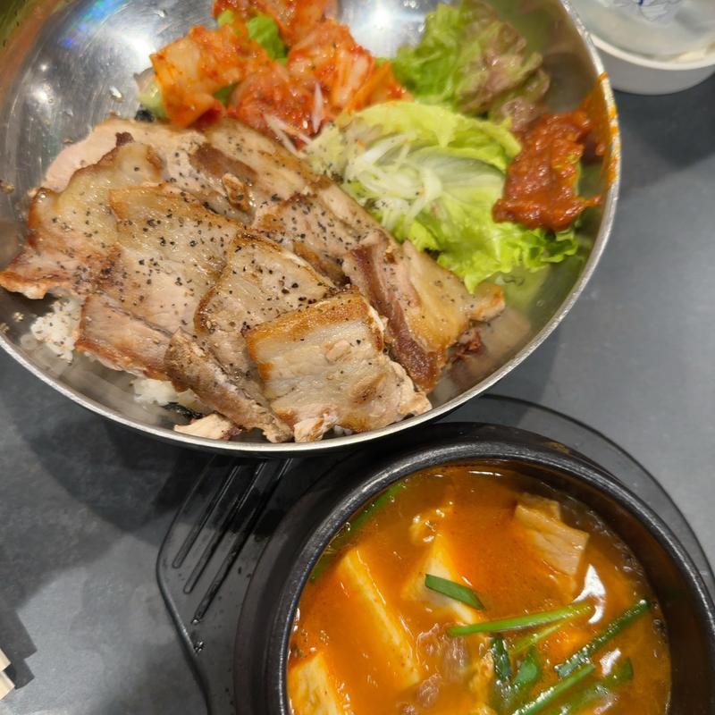 サムギョプサル丼とミニスンドゥブ(韓国料理 韓兵衛 横浜東口スカイビル店)