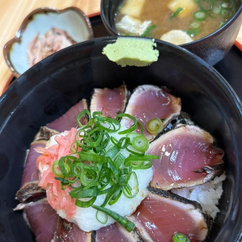 カツオのたたき丼(市場のめし屋 浜ちゃん （いちばのめしや はまちゃん）)