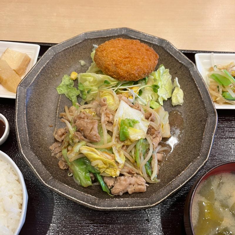 春キャベツと牛肉の焼き肉炒めとメンチカツ(絆 旬の肴と和み酒場)