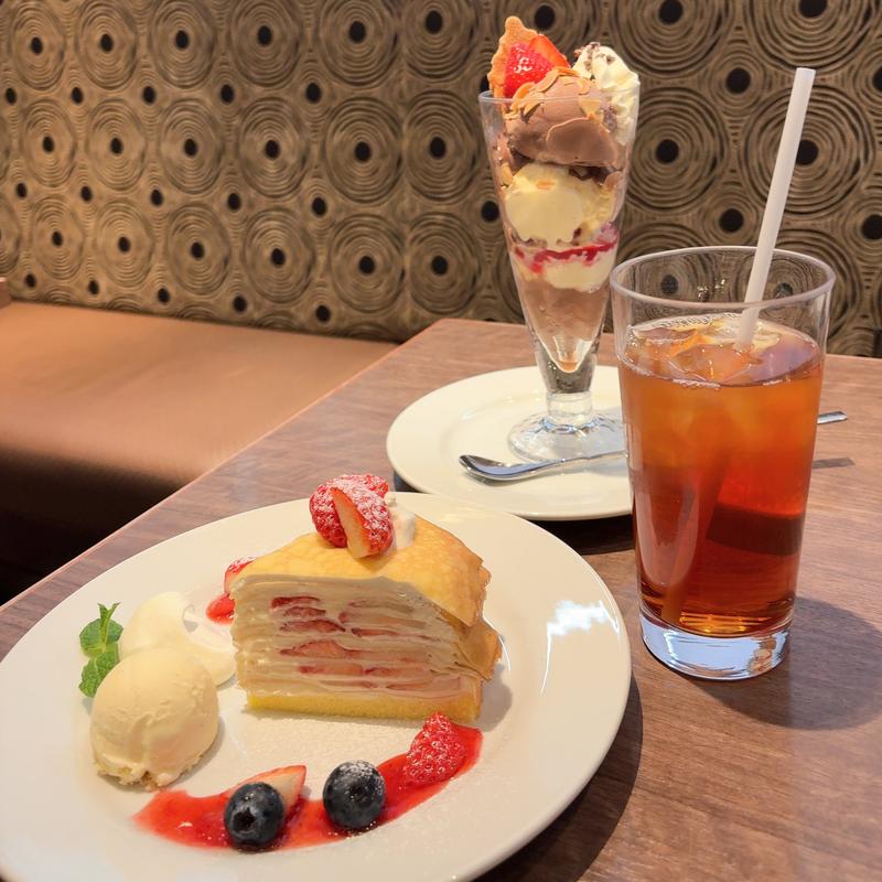 春いちごのミルククレープセット&チョコレートパフェ(Café Morozoff（カフェモロゾフ）あべのハルカス近鉄本店)