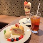 春いちごのミルククレープセット&チョコレートパフェ(Café Morozoff（カフェモロゾフ）あべのハルカス近鉄本店)