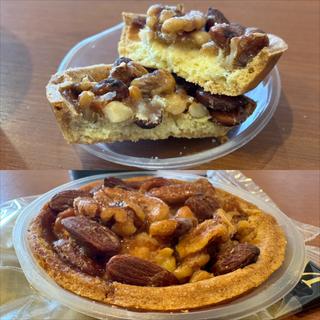 贅沢ナッツタルト・4種のごろごろナッツ)(ファミリーマート さちが丘店)