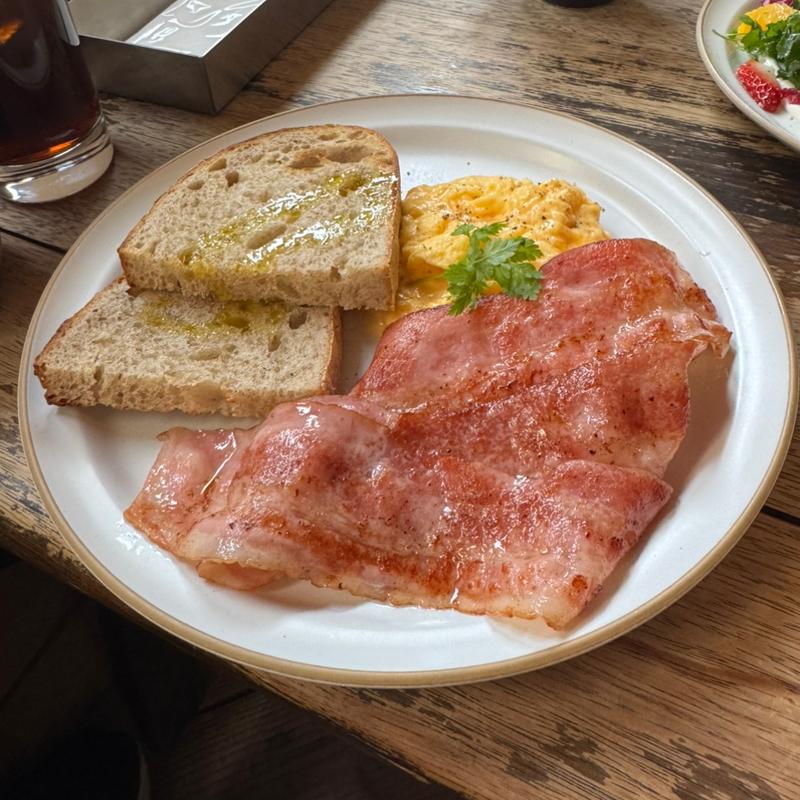 ベーコンスクランブルエッグプレート(Nui. HOSTEL & BAR LOUNGE)